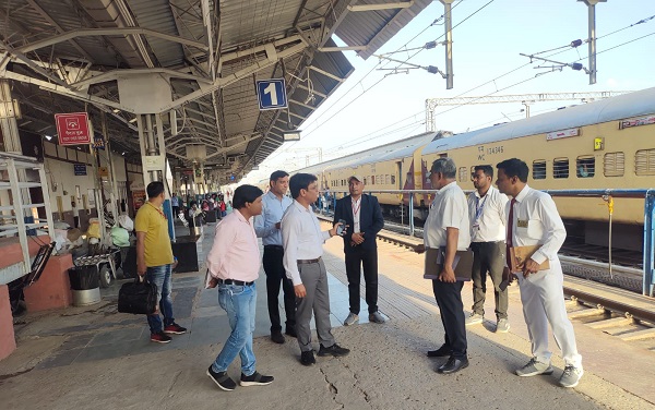 जबलपुर: रेल यात्रियों को मिल रही सुविधाओं का Sr DCM ने विभिन्न स्टेशनों पर किया निरीक्षण