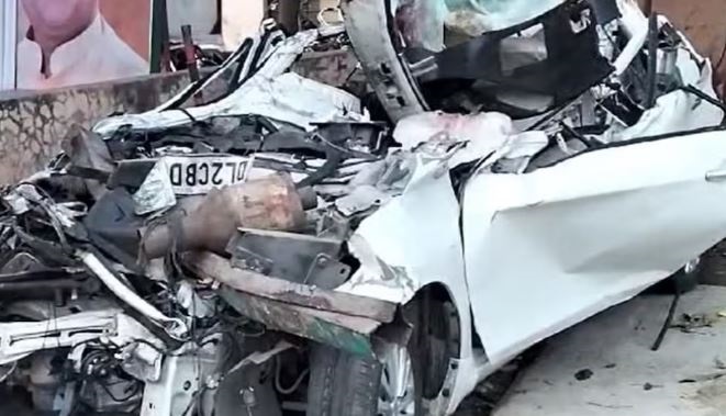 अहमदाबाद-वडोदरा एक्सप्रेसवे पर ट्रक से टकराई कार के परखच्चे उड़े, 10 की मौत