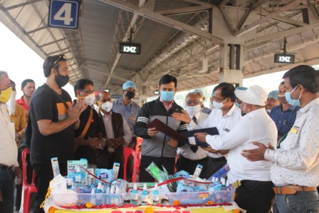 जबलपुर रेल मंडल का अभिनव प्रयास, चलती ट्रेन में करें खरीददारी, फिलहाल नॉन फूड आयटम की बिक्री
