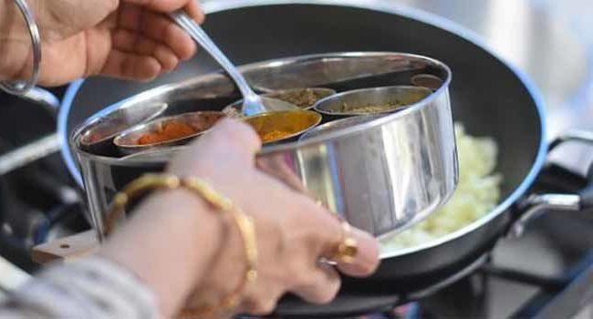 बहू के पकाये भोजन मेंं हर बार मीनमेख निकालना पड़ा महंगा, सास-ससुर के खिलाफ बहू ने पुलिस में की रिपोर्ट