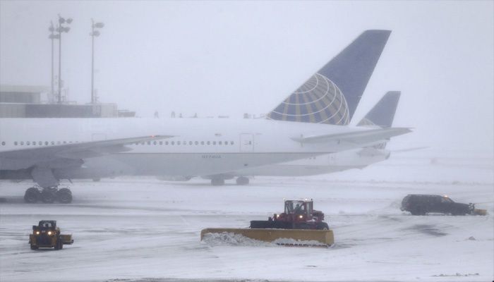 J&K: श्रीनगर एयरपोर्ट पर बर्फ-विमान की भीषण टक्कर, खतरे में सैकड़ों यात्रियों की जान खतरे में रही