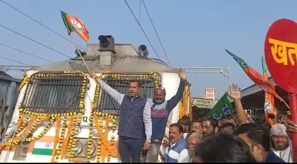 पीएम मोदी ने दिखाई हरी झंडी, रीवा-केवडिय़ा ट्रेन के रेलवे स्टेशन पहुंचने पर हुआ जोरदार स्वागत 