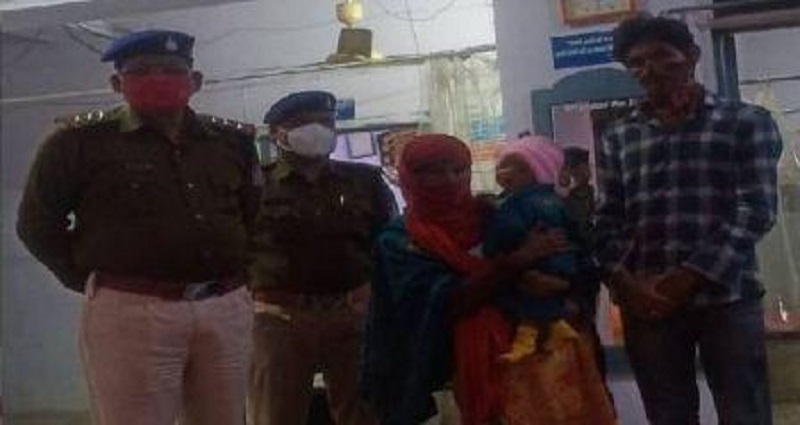 जबलपुर में फुटपाथ मिले लावारिस बालक को 15 दिन बाद मिली मां, रेलवे स्टेशन से किसी ने अपहरण कर लिया था बच्चा
