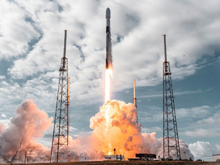 एलन मस्क की कंपनी स्पेस एक्स ने एक साथ 143 सैटेलाइट अंतरिक्ष में भेजकर बनाया नया वल्र्ड रिकार्ड