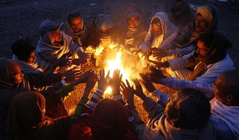 उत्तर भारत में कड़ाके की ठंड का दौर जारी, शीतलहर से बुरी तरह प्रभावित हुआ जनजीवन