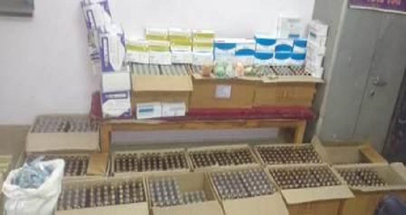 जबलपुर में मेडिकल स्टोर्स संचालक पिता-पुत्र घर से बेचते रहे नशे की दवाईयां, लाखों रुपए की प्रतिबंधित गोलियां, कफ सिरप बरामद