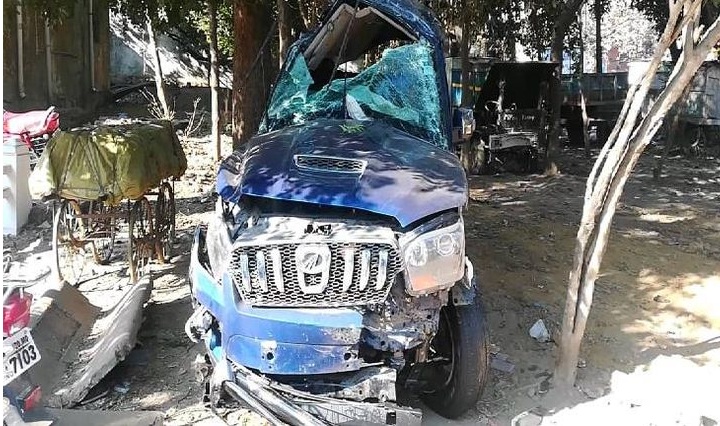 जबलपुर में सड़क हादसा: फ्लाईओवर की रेलिंग तोड़कर 35 फीट नीचे गिरी स्कार्पियो, तीन युवकों की मौत