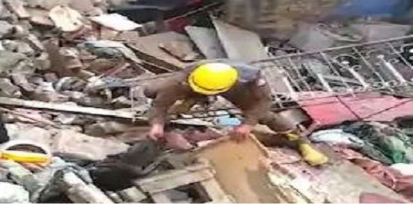 दिल्ली के सदर बाजार में बिल्डिंग गिरने से दबे कई लोग, अभी तक पाँच लोग निकाले गये