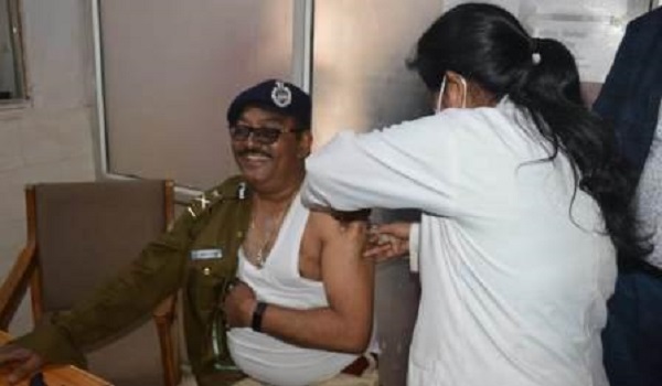 जबलपुर में कोरोना टीका लगवाने में भी पुलिस आगे, आईजी, एसपी के बाद अधिकारी-कर्मचारियों की लगी लाइन