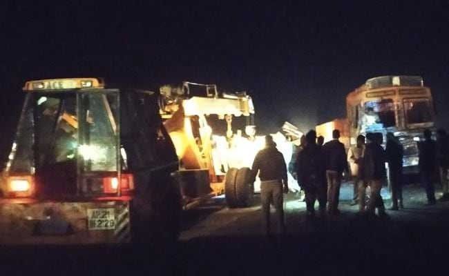 आंध्र प्रदेश के करनूल में भीषण सड़क हादसा, बस और ट्रक की टक्कर में 8 महिला सहित 13 की मौत