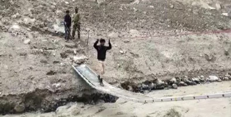 उत्तराखंड: तबाही के बाद ऋषिगंगा नदी के ऊपर सेना ने अस्थाई पुल बनाया