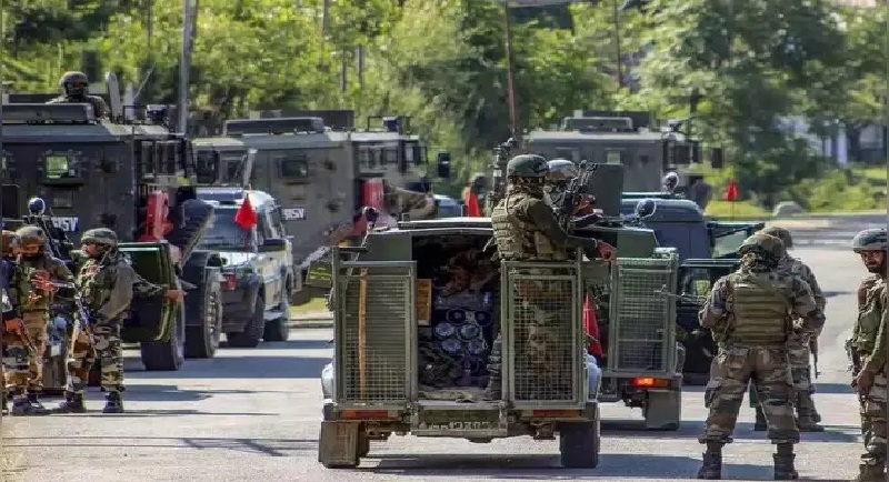 जम्मू-कश्मीर के अनंतनाग में सुरक्षा बलों के वाहन को निशाना बनाने आतंकियों ने आईईडी विस्फोट