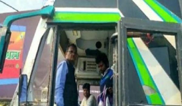 सीधी बस हादसे के बाद जबलपुर में जागा परिवहन अमला, आरटीओ पहुंच गए आईएसबीटी, शुरु की जांच, जब्त की दो बसें