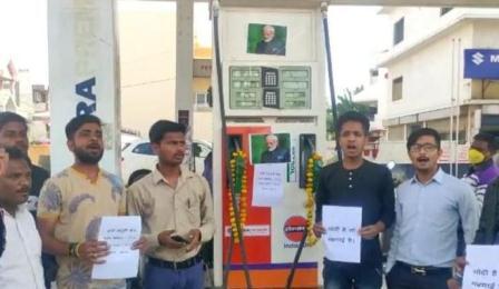 जबलपुर के पेट्रोल पम्पों पर पीएम नरेन्द्र मोदी के पोस्टर चिपकाकर पहनाई माला, एनएसयूआई ने जमकर की नारेबाजी