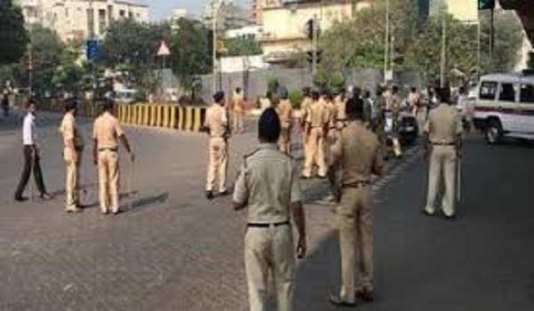 मुंबई में फर्जी पुलिसकर्मी बनकर होटल से 12 करोड़ रुपये लूटे, 8 लोग गिरफ्तार