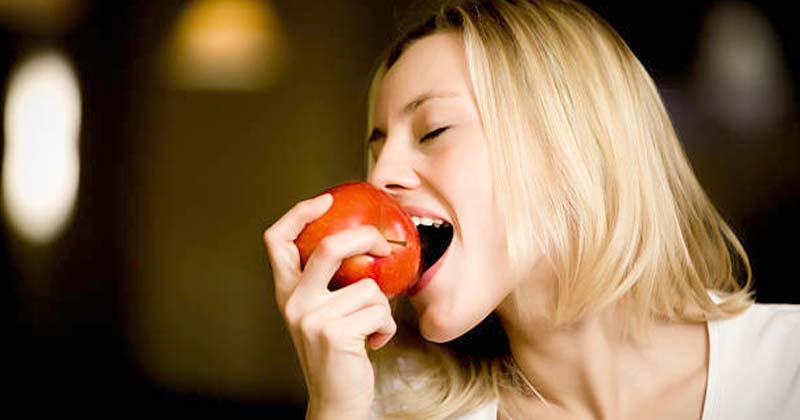 एक सेब रोज खाने से आपको नहीं छू पाएंगी ये बीमारियां