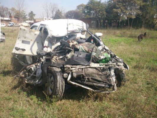महाराष्ट्र केे अहमदनगर में डिवाइडर लांघकर दूसरी दिशा से आ रही बस से भिड़ी कार, 5 की मौत