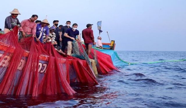 बीच समुद्र मछली पकडऩे गए राहुल गांधी, कहा- मछुआरों के काम का करते हैं सम्मान