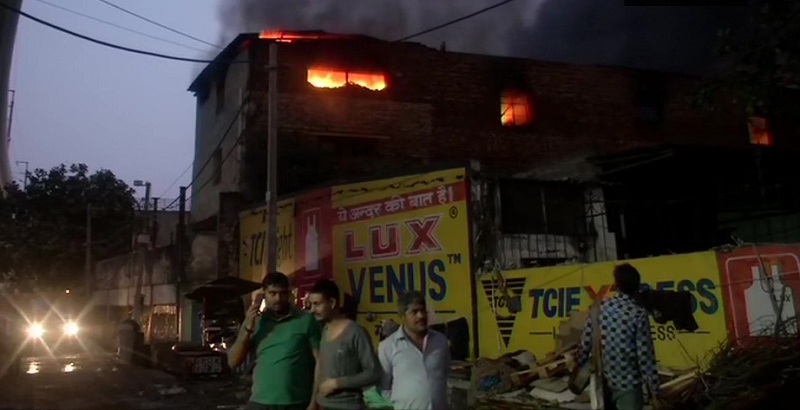दिल्ली के प्रताप नगर स्थित ऑटो पार्ट्स की फैक्ट्री में लगी आग, तीन लोग घायल