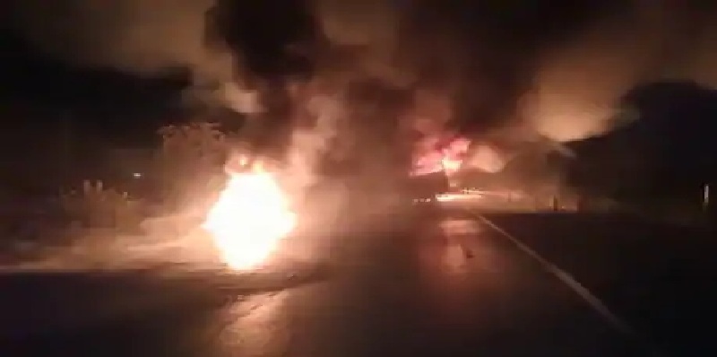 राजस्थान के चूरू में टैंकर और ट्रक में टक्कर के बाद लगी आग, जले चालक-परिचालक