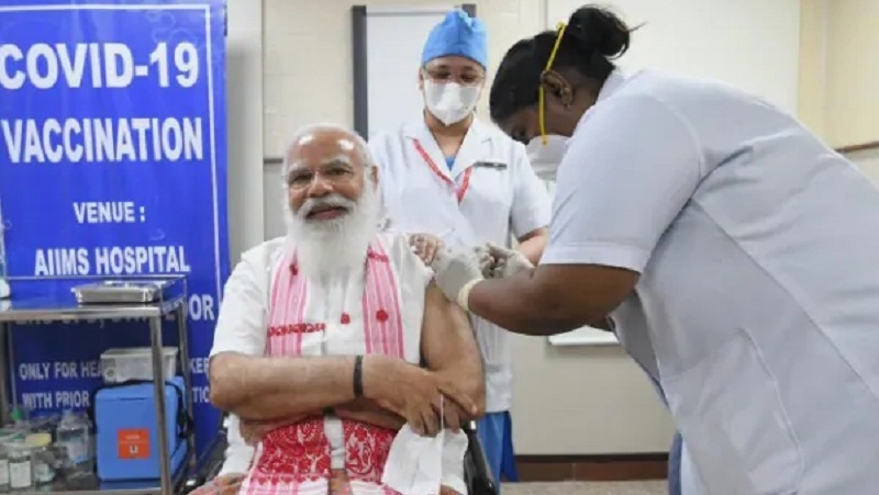 प्रधानमंत्री मोदी ने लगवाया कोरोना का टीका, कहा आओ भारत को कोरोना मुक्त बनायें