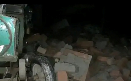 यूपी के महोबा में निर्माणाधीन बिल्डिंग की गिरी दीवार, मलबे में दबकर 3 मजदूरों की मौत