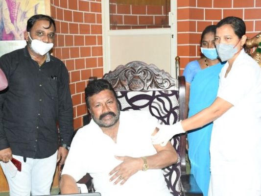 कर्नाटक के मंत्री की ठसक, अपने घर पर लगवाई कोरोना वैक्सीन, केंद्रीय स्वास्थ्य मंत्रालय ने मांगी रिपोर्ट