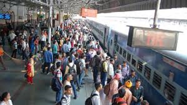 इन रेलवे स्टेशनों पर 5 गुना बढ़ाया किराया, यात्रियों की जेब पर बड़ा झटका