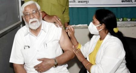जबलपुर में पंजाबी महासंघ के अध्यक्ष ने लगाया जीवन-रक्षक टीका