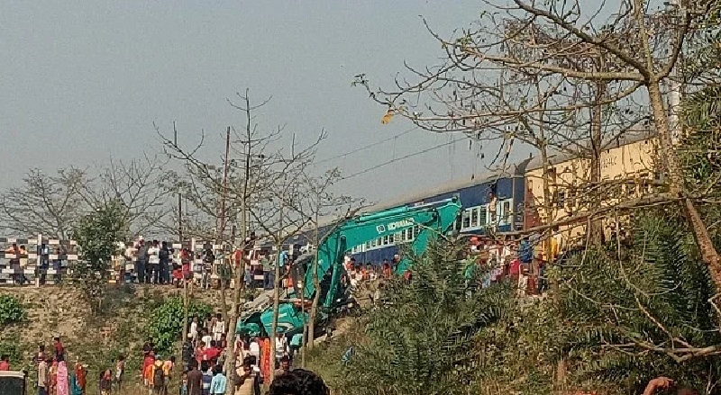 बिहार के समस्तीपुर में पोकलेन मशीन से टकरायी जानकी एक्सप्रेस, इंजन हुआ क्षतिग्रस्त