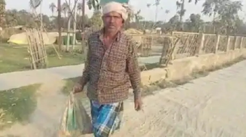 बिहार: दो थानों की संवेदनहीनता के चलते बेटे का शव बोरी में भरकर 3 किमी पैदल चला पिता