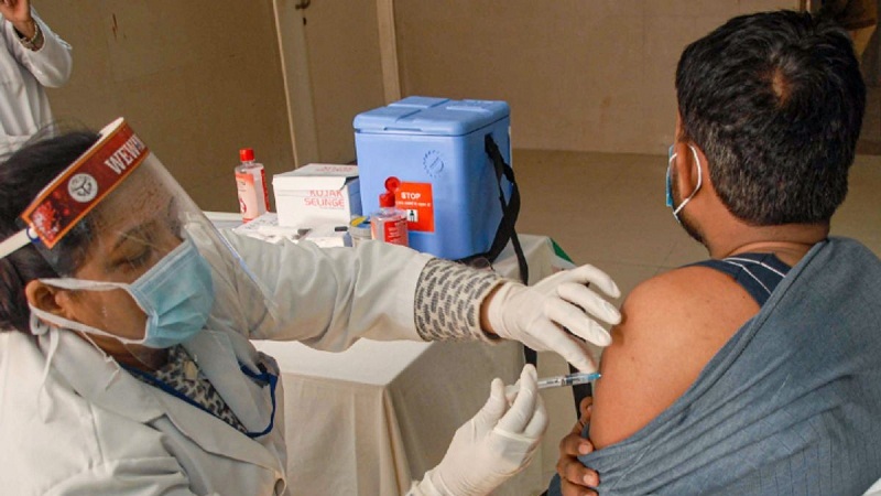 गुजरात: वैक्सीन की दोनों डोज लेने के बाद स्वास्थ्य कर्मी हुआ कोरोना संक्रमित