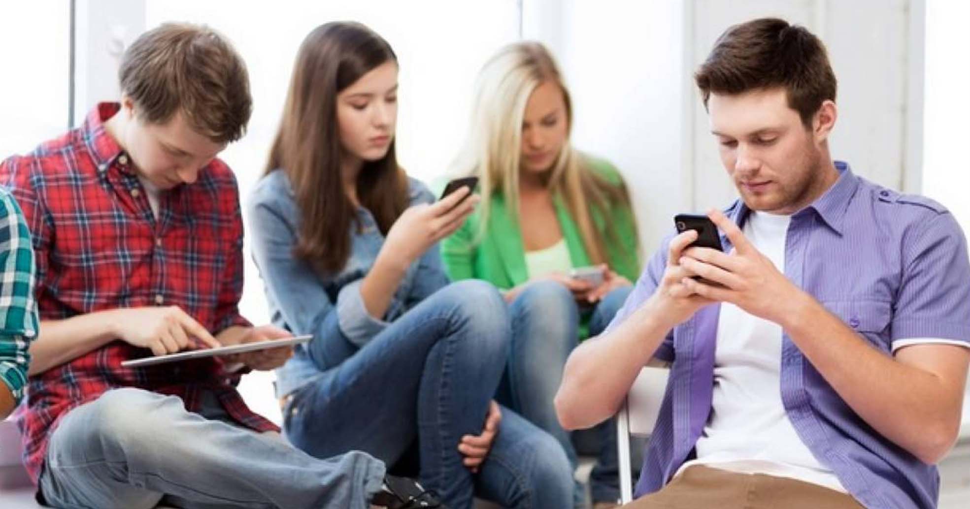 एक तिहाई युवाओं को स्मार्टफोन की लत, बढ़ा कई बीमारियों का खतरा