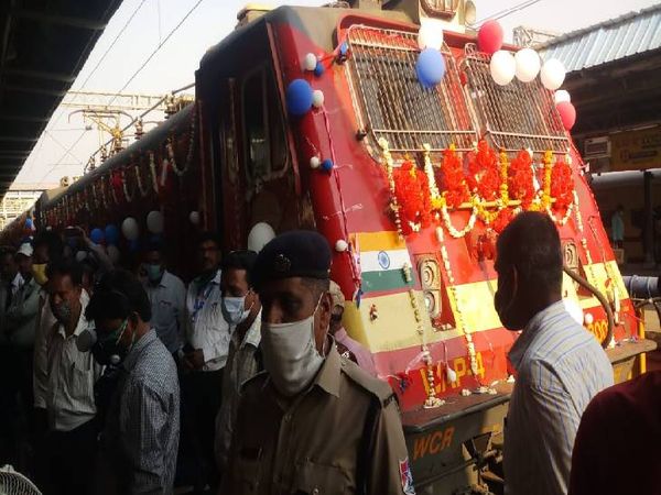 जबलपुर-चांदाफोर्ट ट्रेन उद्घाटित, रेलवे स्टेशन पर सांसद की मौजूदगी में हुआ कार्यक्रम