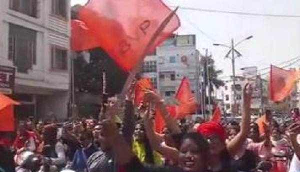 एमपी के जबलपुर में महिला दिवस पर एबीवीपी की छात्राओं ने निकाली रैली, लहराई खुलेआम तलवार, देखें वीडियो