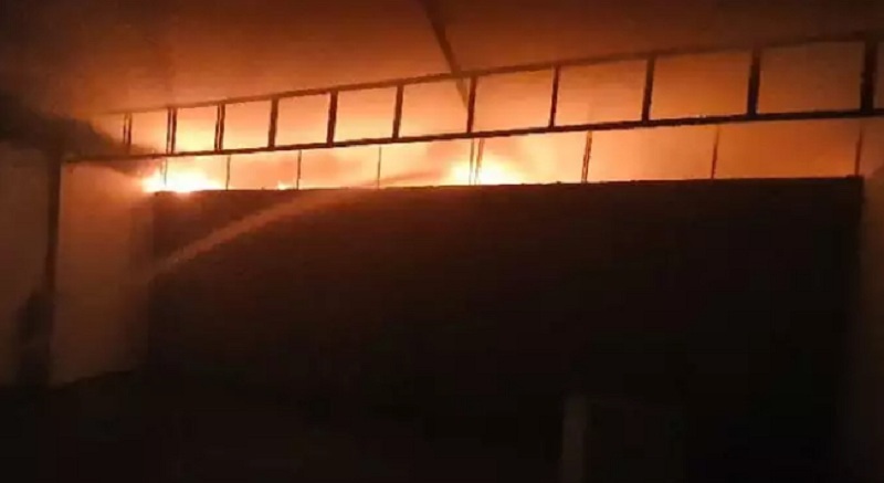 गाजियाबाद में पीपीई किट बनाने वाली फैक्ट्री में लगी भीषण आग, 14 लोग झुलसे