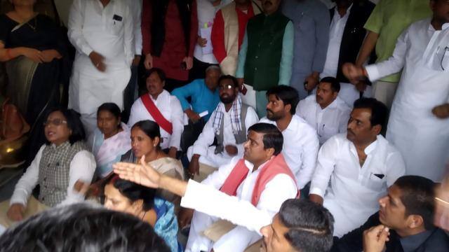 बिहार विधानसभा में हंगामा, आरजेडी और बीजेपी विधायकों के बीच धक्का-मुक्की, कुर्सी पलटी