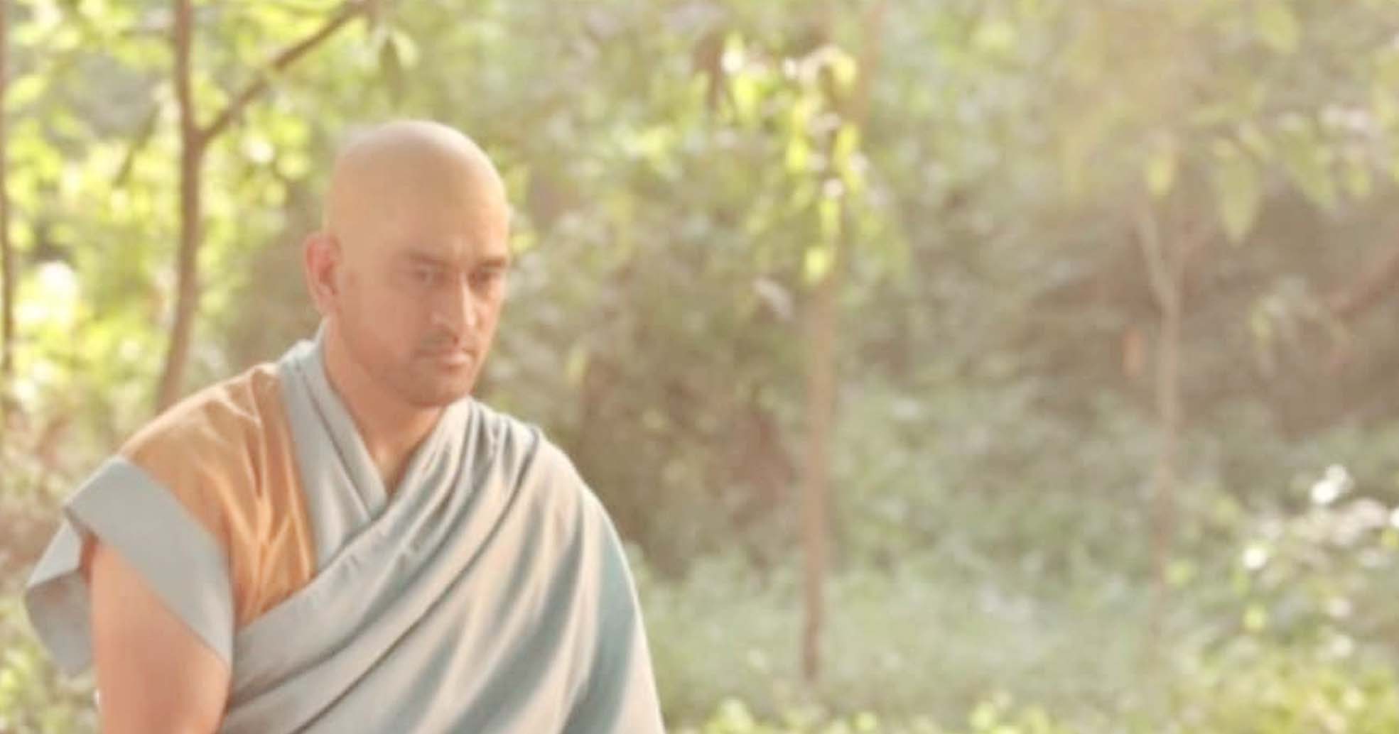 आईपीएल से पहले धोनी बौद्ध भिक्षुओं जैसे अवतार में नजर आए