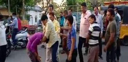 जबलपुर में मोबाइल चुरा रहे युवक की फौजी ने पकड़कर की धुनाई, भीड़ ने भी हाथ साफ किए