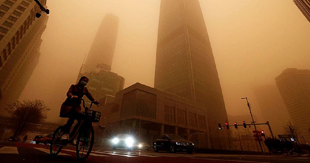 धूल के गुबार में डूबी चीन की राजधानी, 400 उड़ानें रद्द