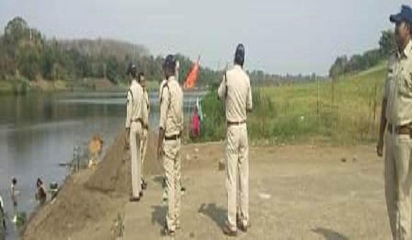 जबलपुर में पुलिस को देखते ही नदी में कूदे रेत निकाल रहे कारोबारी..!, देखें वीडियो