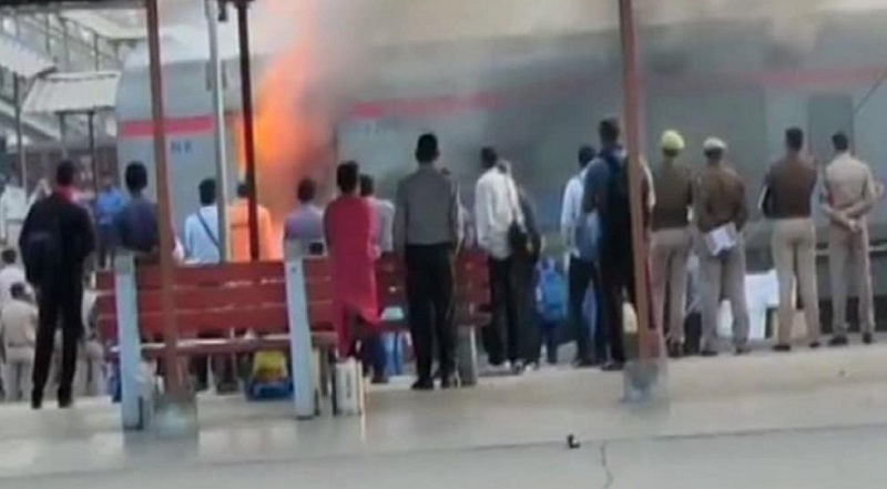 गाजियाबाद स्टेशन पर शताब्दी ट्रेन की लगेज बोगी में लगी आग, दमकलकर्मियों ने पाया काबू news in hindi