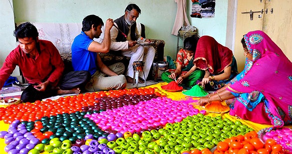 गुलाल गोटा से होली को रंगीन बनाते हैं जयपुर के कलाकार