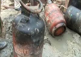 यूपी के गोंडा में गैस रिफिलिंग के दौरान 12 सिलेंडरों में विस्फोट, इलाके में मचा हड़कंप