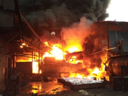छत्तीसगढ़ : रायपुर वायर फैक्ट्री में लगी भीषण आग, दमकल की गाडिय़ां मौके पर पहुंची, करोड़ों का नुकसान
