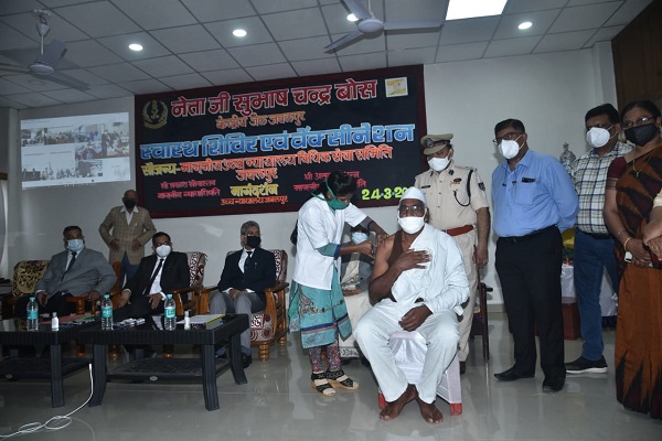 एमपी के जबलपुर सेंट्रल जेल में जस्टिस प्रकाश श्रीवास्तव ने किया स्वास्थ्य शिविर का शुभारम्भ, 116 बंदियों को लगा टीका