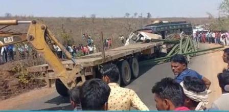 जबलपुर-दमोह रोड पर ट्राला-बस में भीषण भिड़ंत, 70 यात्री घायल