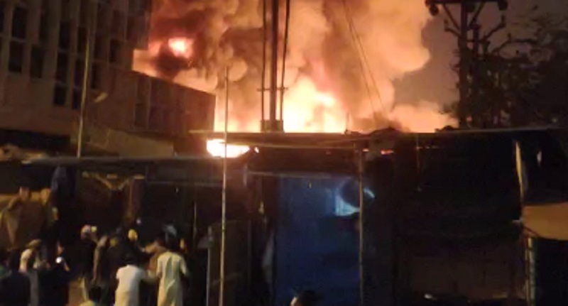पुणे के फैशन स्ट्रीट मार्केट में लगी भीषण आग, सभी दुकानें जलकर हुई खाक