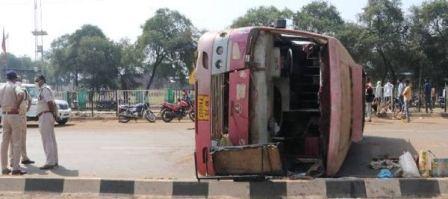 जबलपुर में बाईक सवार को बचाने के चक्कर में मजदूरों से भरी बस पलटी, 20 घायल