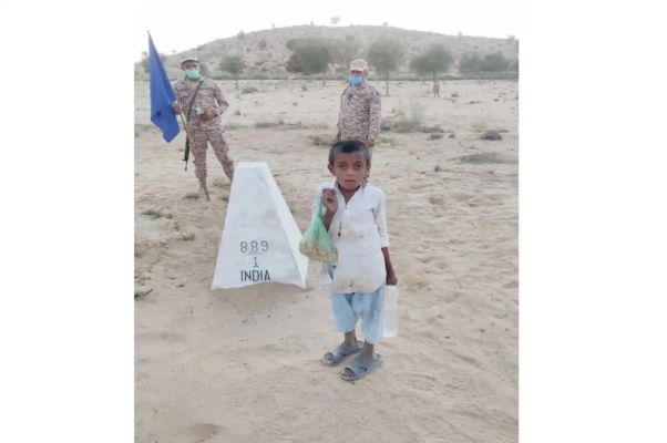 मवेशी चराते हुए पाकिस्तान से बॉर्डर पार कर आ गया 8 साल का बच्चा, बीएसएफ ने किया दिलखुश काम